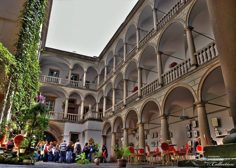 Венеціанський дворик у Львові